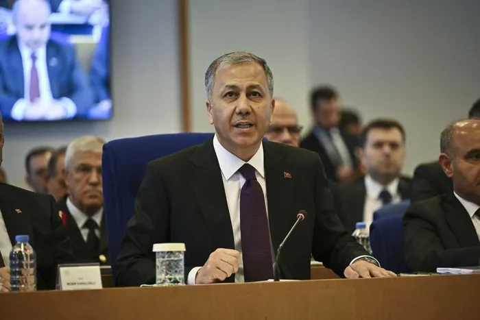 bakan-yerlikaya-yeni-trafik-kanunu-1-ocakta-yururluge-girecek-1761048864035.jpg Son dakika | Ehliyet alımı değişiyor mu? Bakan Yerlikaya'dan sürücü kursları açıklaması! Trafikte yeni dönem başlıyor