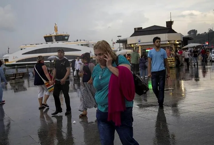 İstanbul’da yağan sağanak yağmur vatandaşları hazırlıksız yakaladı