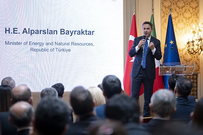bakan-bayraktardan-italyan-enerji-sirketi-ile-isbirligi-mesaji-bu-buyuk-bir-proje-1793114368261.jpeg