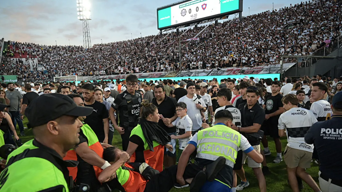 Paraguay’da olaylı derbi yarıda kaldı! 100’den fazla gözaltı Paraguay’da olaylı derbi yarıda kaldı! 100’den fazla gözaltı
