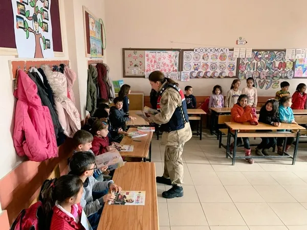 agrida-jandarmadan-ilkokul-ogrencilerine-mahremiyet-egitimi-1711638209337.jpg