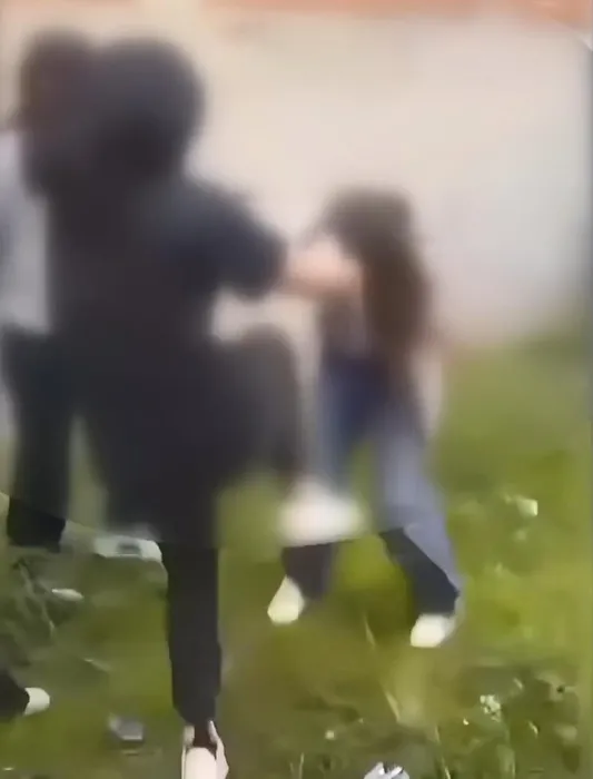 Saçını koparıp kameraya gösterdi! Kız çocuklarının akran zorbalığı kamerada!