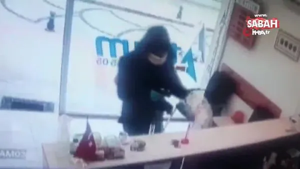 Döviz bürosunu soymaya çalışan silahlı saldırgan kadın çalışan direnince böyle kaçtı | Video