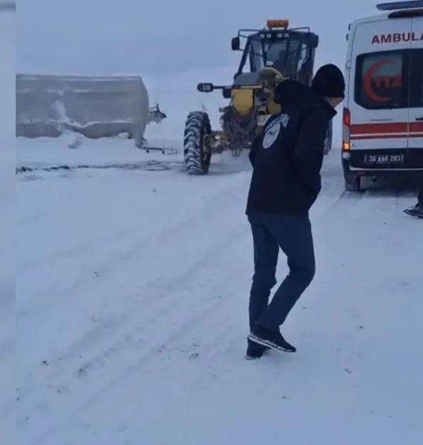 karsta-yogun-kar-nedeniyle-koyde-mahsur-kalan-hasta-ekiplerce-kurtarildi-1767019093288.jpg