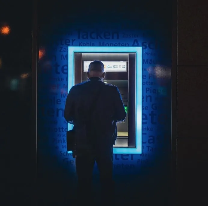 İzmir’de film gibi hırsızlık! Zırhlı araç şoförü 54 milyon TL ile kayıplara karıştı... Polis adreslerden çuval çuval para topladı!