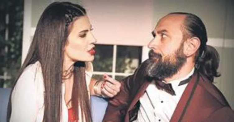 Kutsi söylüyor sevgilisi oynuyor