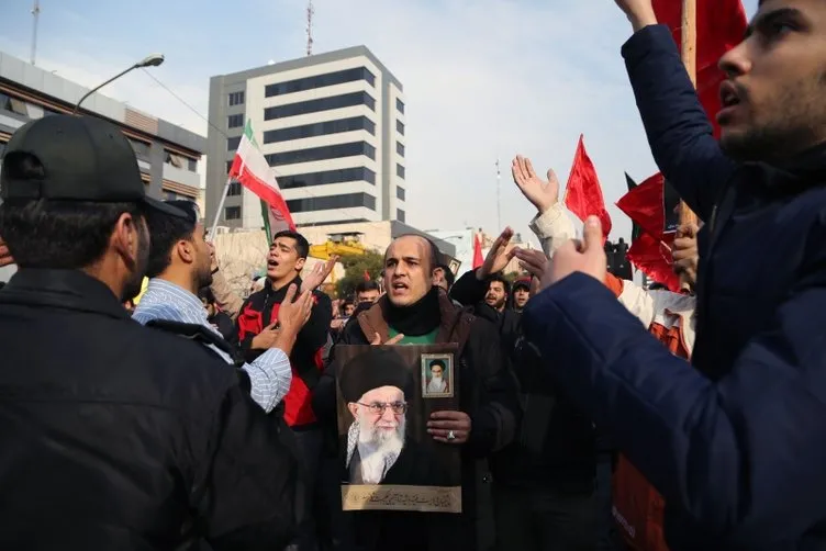 Tabutunu çevrelediler! İşte Süleymani'nin cenazesinden kareler