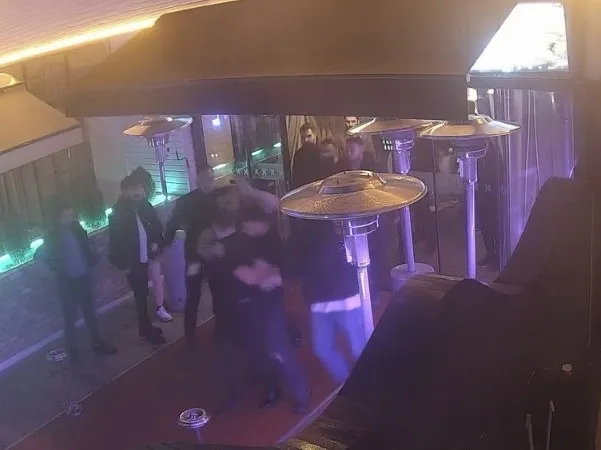 Kadınlar tuvaletinin önünde tartıştı! Güvenlik görevlisi kemiklerini kırdı! İşte cezası...