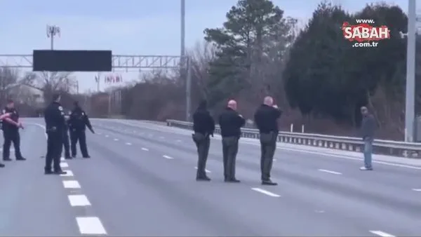ABD'de polisler yolu trafiğe kapatan adama kurşun yağdırdı | Video