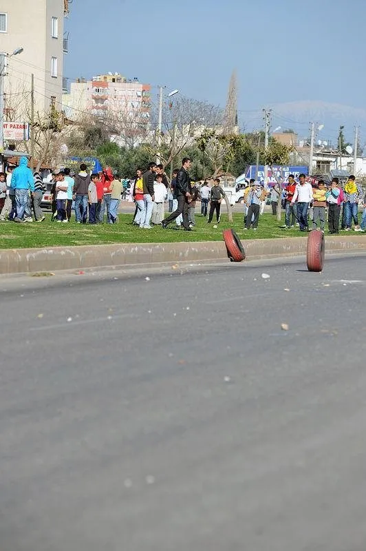 Taş atan çocukları terlikle kovaladı