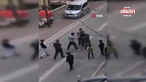 İstanbul Esenyurt’ta aileler birbirine girdi! Bıçak çeken çocuğa feci dayak kamerada