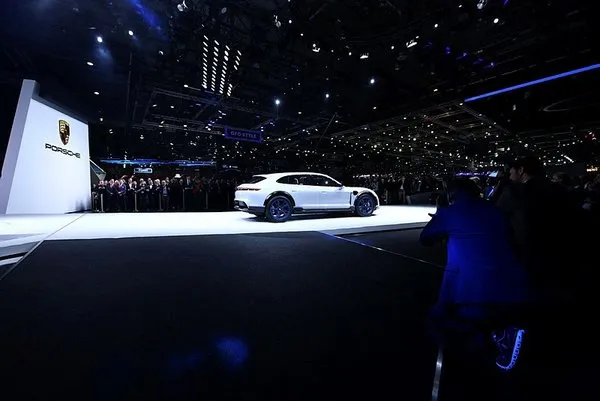 Porsche'un Mission E Cross Turismo modeli Tesla Model X'e rakip olacak