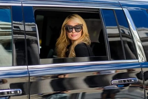 Paris Hilton köpeklere servet harcıyor!