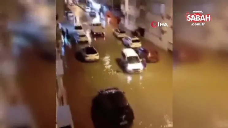 İskenderun’da yağışlı hava caddeleri göle çevirdi