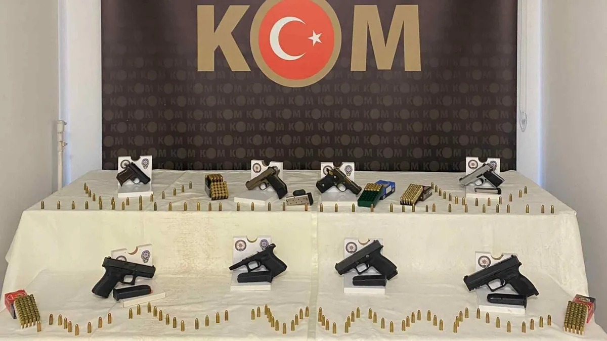 Kocaeli'de kaçakçılara şafak operasyonu! 15 gözaltı Kocaeli'de kaçakçılara şafak operasyonu! 15 gözaltı