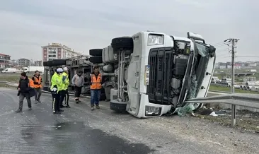 Tekirdağ’da virajı alamayan tır devrildi