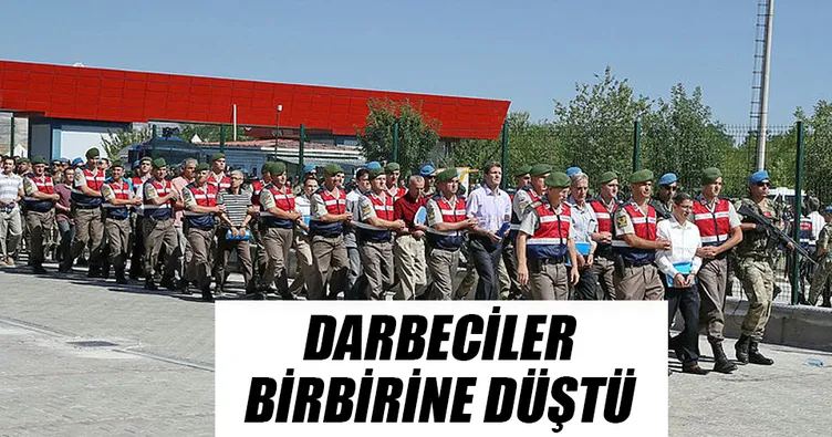 Darbeciler birbirine düştü