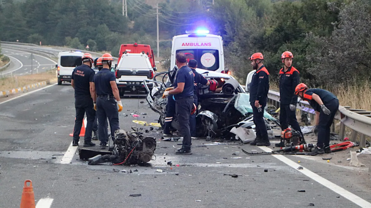 Bolu’da feci kaza: Yoldan çıkan otomobil karşı şeride geçti! 1 ölü, 2 yaralı Bolu’da feci kaza: Yoldan çıkan otomobil karşı şeride geçti! 1 ölü, 2 yaralı