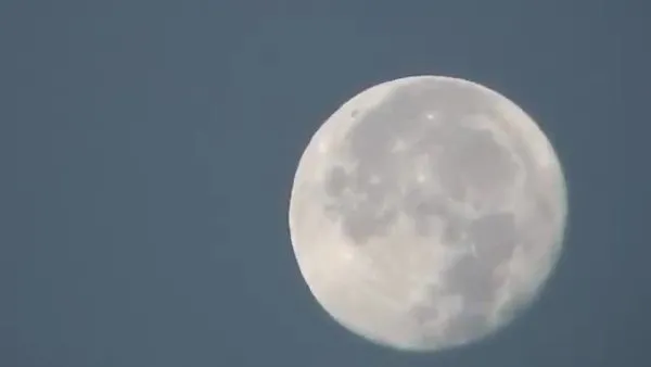 Ay'ın önünden geçen esrarengiz cisim UFO meraklılarını heyecanlandırdı! | Video