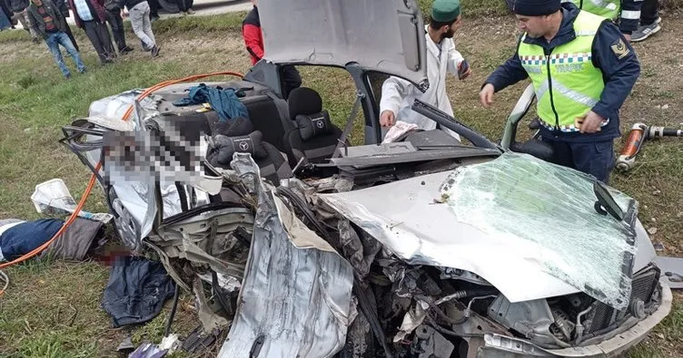 Bolu’da feci kaza! Tırla çarpışan otomobil kağıt gibi ezildi: 2 ölü, 1 yaralı