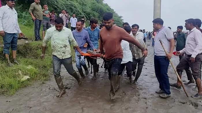 Hindistan’da köprü yıkıldı: Araçlar peş peşe suya çakıldı