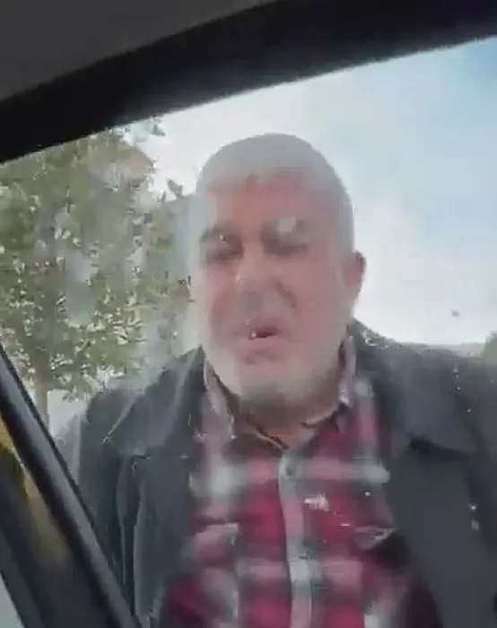 Seyir halindeki tartışma yol kesmeyle sonuçlandı: Minibüs sürücüsü araca vurup, cama tükürdü!