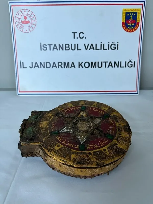 altin-yazma-tevrati-2-milyon-dolara-satacaklardi-yakalandilar-1694932925425.jpg