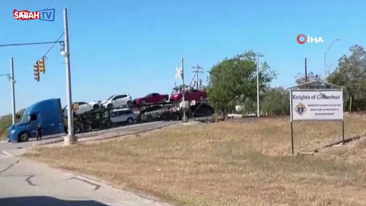 ABD’de tren, hemzemin geçitte mahsur kalan araç yüklü tıra çarptı | Video videosunu izle ABD’de tren, hemzemin geçitte mahsur kalan araç yüklü tıra çarptı | Video videosunu izle