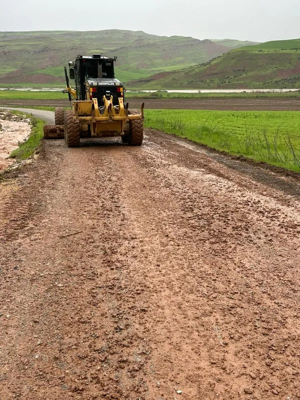 siirtte-sel-ve-heyelan-sonrasi-70-koy-yolu-ulasima-acildi-1776626073203.jpg