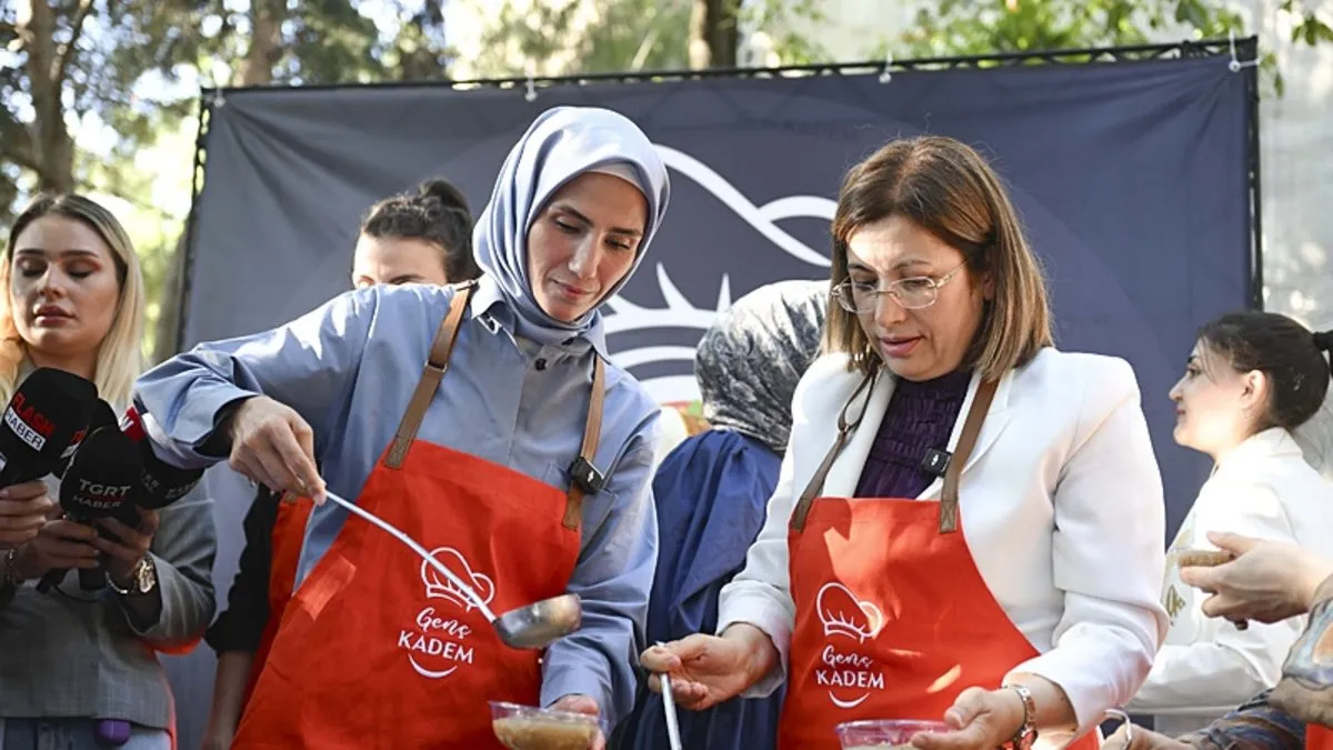 Genç KADEM'den Şehzade Camisi bahçesinde aşure ikramı