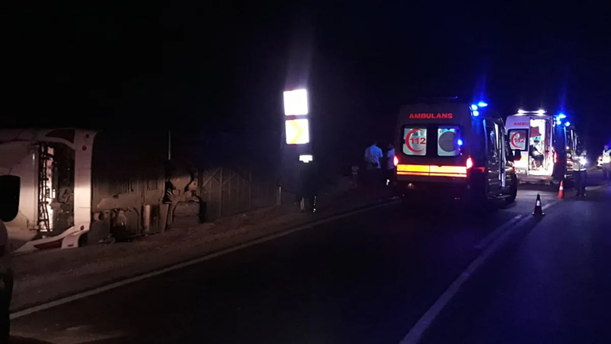 Burdur’da yolcu otobüsü devrildi: 13 yaralı Burdur’da yolcu otobüsü devrildi: 13 yaralı