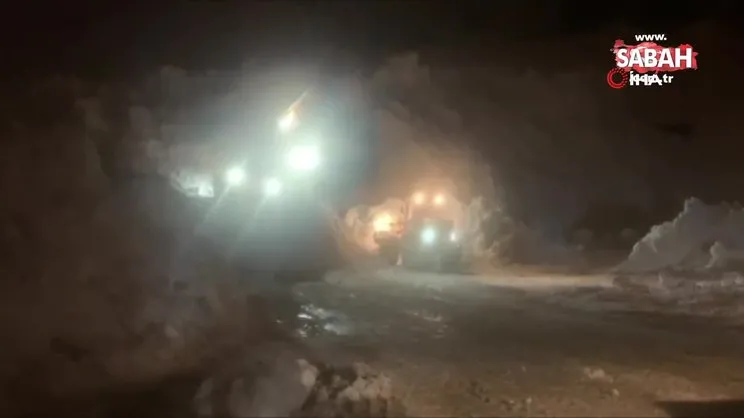 Hakkari-Çukurca karayoluna düşen çığlar ekipleri teyakkuza geçirdi | Video