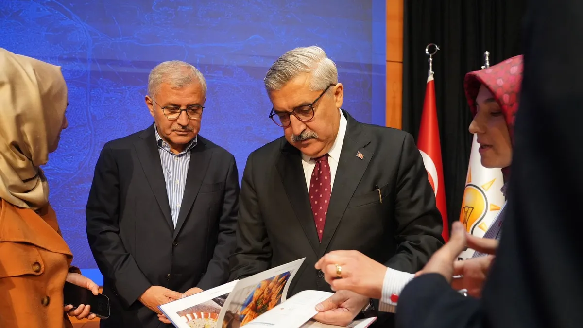 AK Parti Genel Başkan Yardımcısı Hüseyin Yayman, kültür ve sanat alanında çalışan gazetecilerle bir toplantı yapıyor.