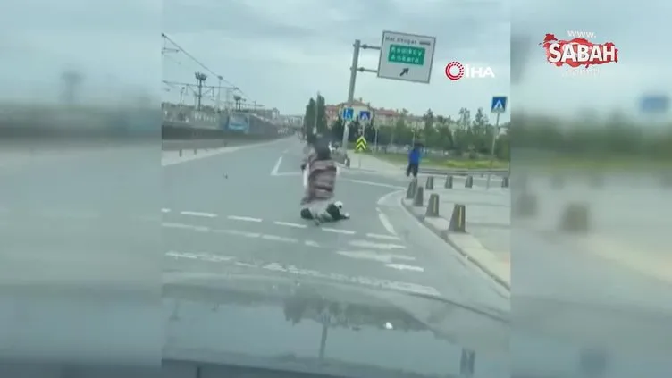 Sultangazi'de motosiklet sürücüsü küçük çocuğa çarpıp kaçtı: O anlar kamerada