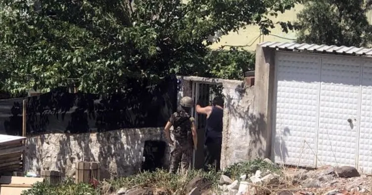 Yer İzmir: Eşini bıçakla rehin aldı!