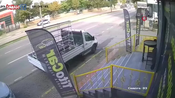 Bursa'da çöp kamyonu kontrolden çıkıp refüje girdikten sonra takla attı! Kaza anı kamerada | Video