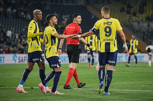 fenerbahce-eyupsporu-golculeriyle-gecti-kadikoyde-yonetime-ve-futbolculara-buyuk-protesto-1747594033546.jpeg
