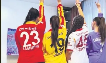 Futbolcular sahada aileler bir arada