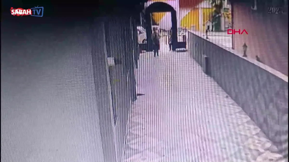 Pendik’te vahşet! Eşini bıçakla öldürüp intihar etti; binaya girişleri kamerada | Video videosunu izle Pendik’te vahşet! Eşini bıçakla öldürüp intihar etti; binaya girişleri kamerada | Video videosunu izle