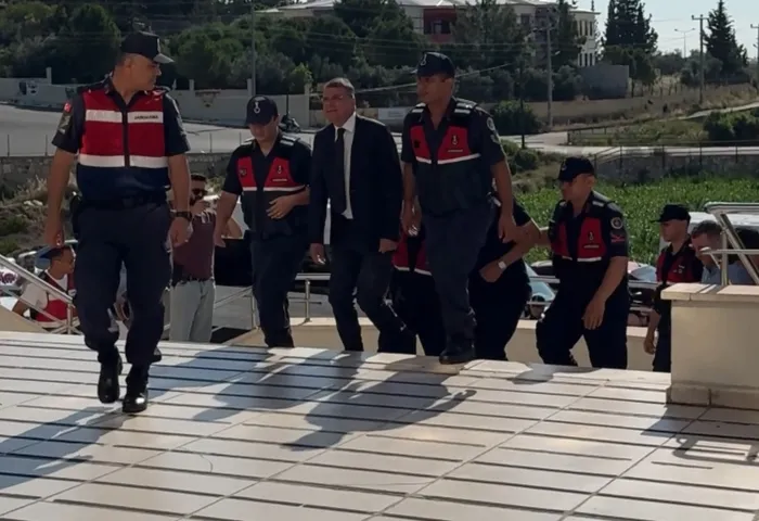 silifke-belediye-baskani-ile18-supheli-adliyede-1782111677183.jpg Silifke Belediye'sindeki vurgunda flaş gelişme: Şüpheliler adliyede!