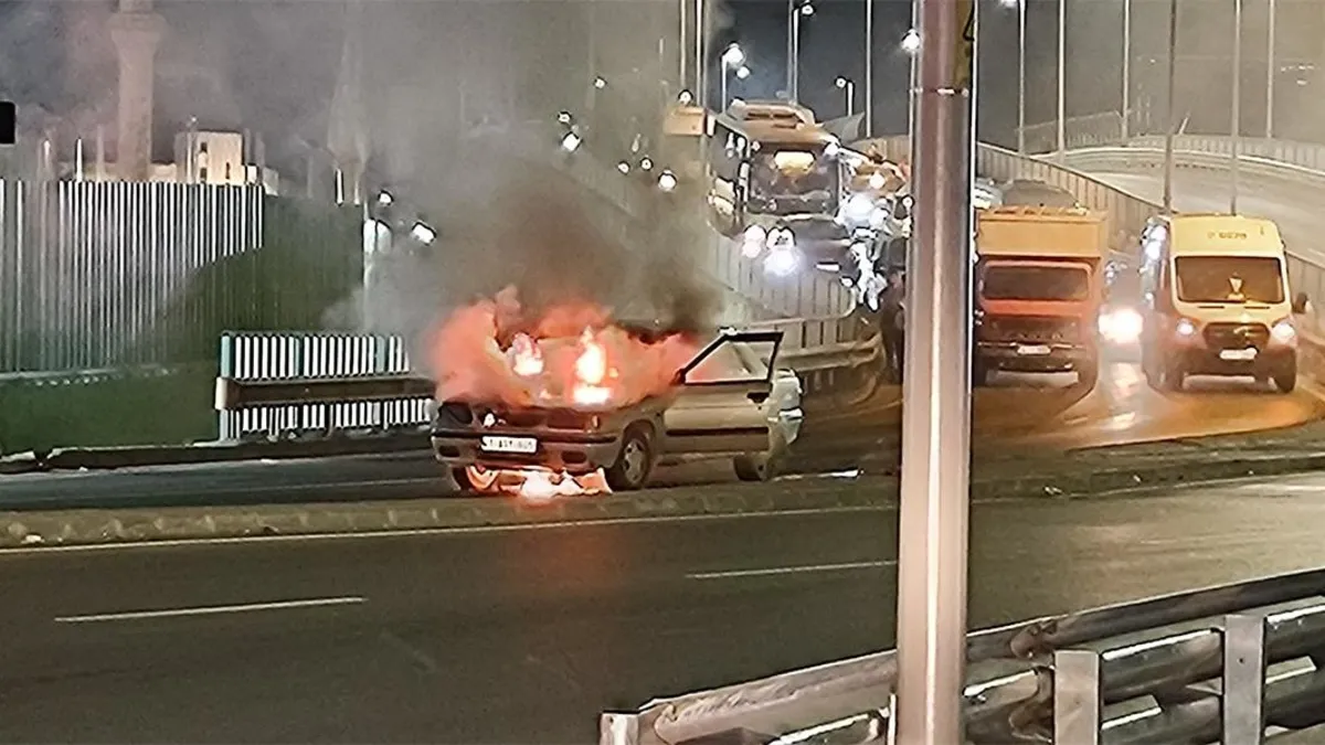 Seyir halindeki otomobil alev topuna döndü Seyir halindeki otomobil alev topuna döndü