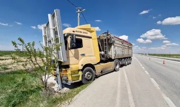 Karaman'da faciadan dönüldü: Seyir halindeki TIR'ın sürücüsü fenalaştı! 4 yaralı #karaman
