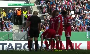 Franck Ribery kadın hakemin ayakkabısının bağcığını çözdü!