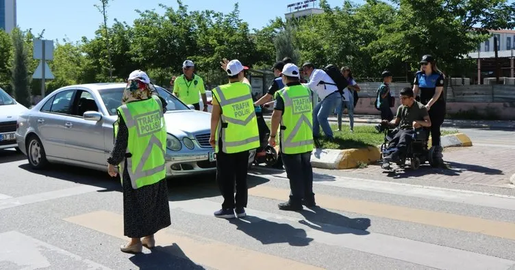 Şanlıurfa’da ’özel çocuklar’ trafik polisi olup sürücüleri uyardı