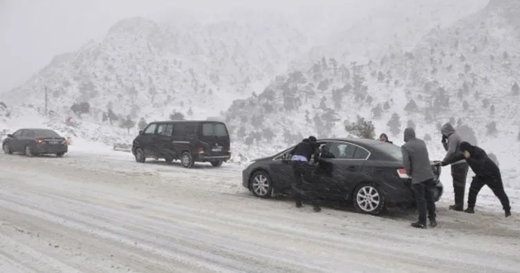 Seydişehir-Antalya karayolunda trafiğe kar engeli