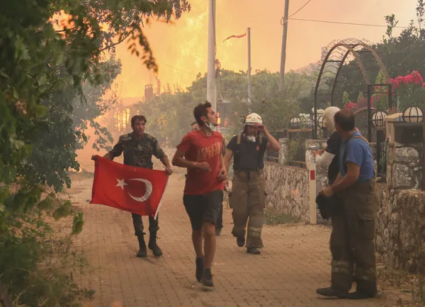 azerbaycanli-itfaiyecilerin-turk-bayragi-duyarliligi-bir-an-olsun-elinden-birakmadi-1627934516055.jpg Azerbaycanlı itfaiyecilerin Türk bayrağı hassasiyeti! Bir an olsun elinden bırakmadı...