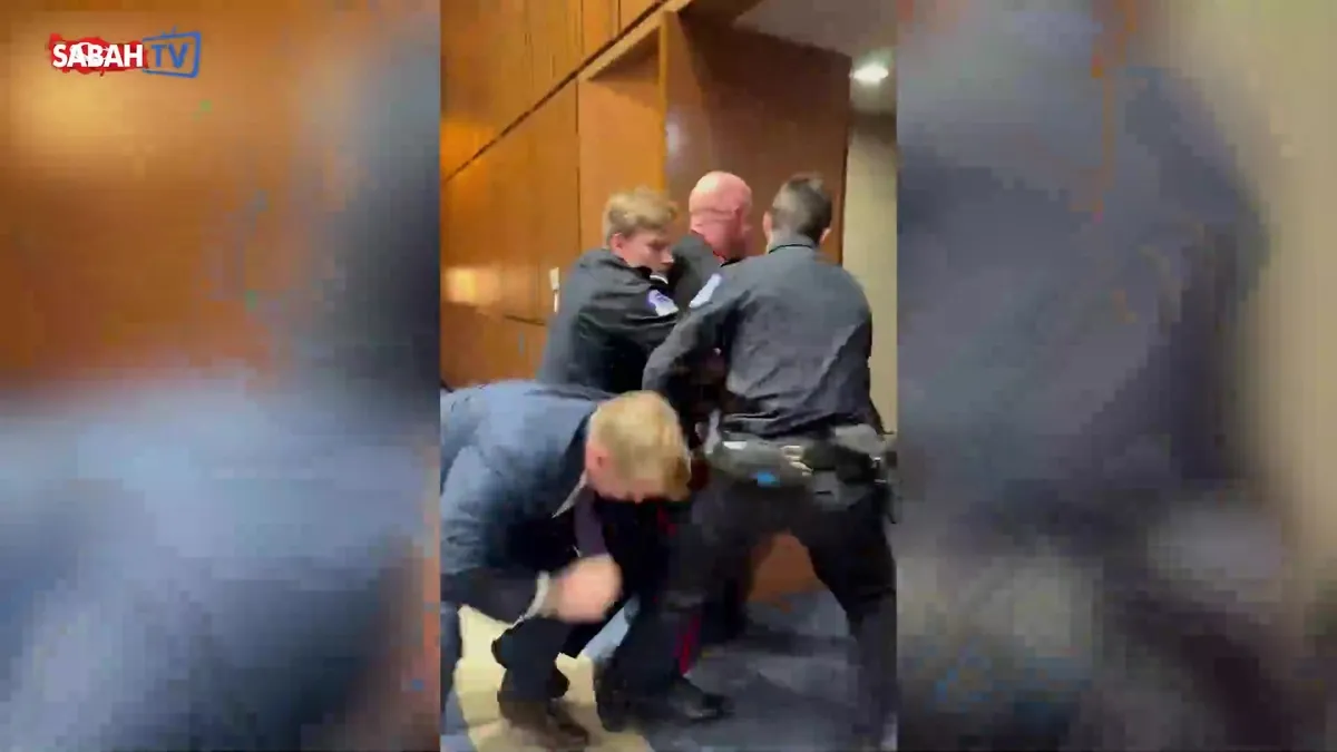 ABD Senatosu’nda İran krizi: Eski savaş gazisinin kolunu kırıp dışarı attılar! ‘İsrail için ölüme gitmek istemiyoruz’ | Video videosunu izle ABD Senatosu’nda İran krizi: Eski savaş gazisinin kolunu kırıp dışarı attılar! ‘İsrail için ölüme gitmek istemiyoruz’ | Video videosunu izle