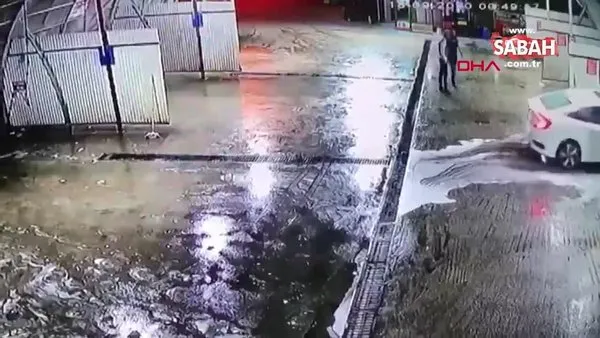 Son dakika: Bursa'da dehşete düşüren görüntüler! Dövüldükten sonra araçtan atıldı, başka bir araç çarptı! | Video