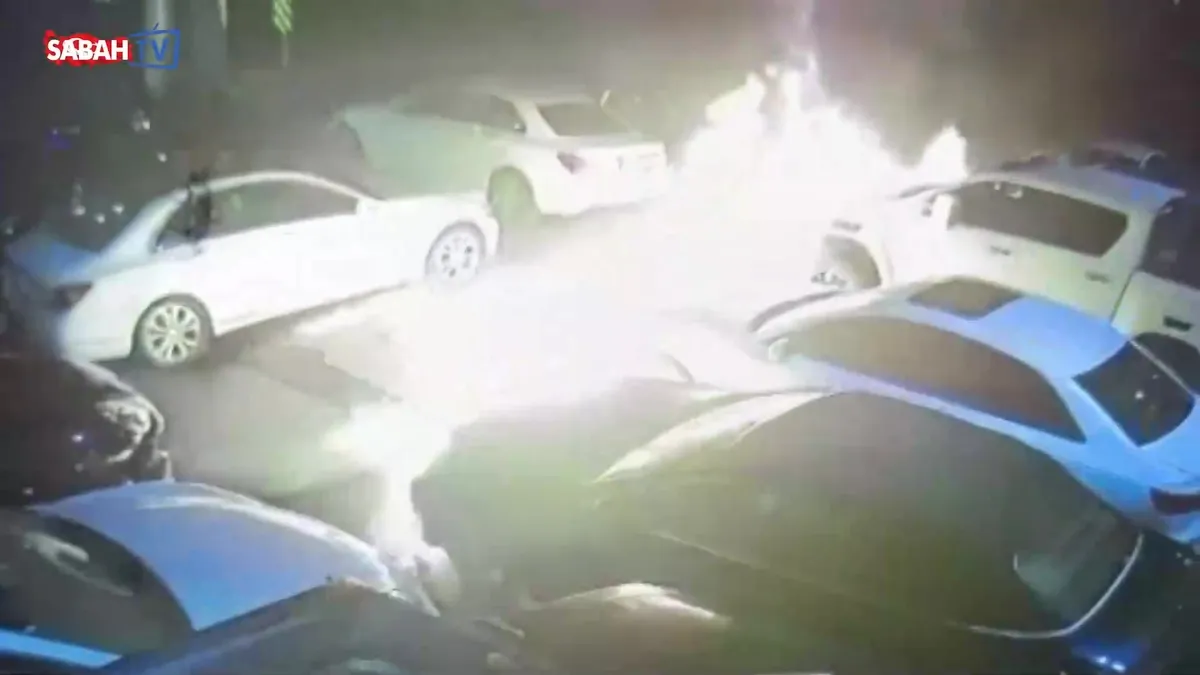 İstanbul Beşiktaş’ta 15 lüks aracı böyle ateşe verdiler | Video videosunu izle İstanbul Beşiktaş’ta 15 lüks aracı böyle ateşe verdiler | Video videosunu izle