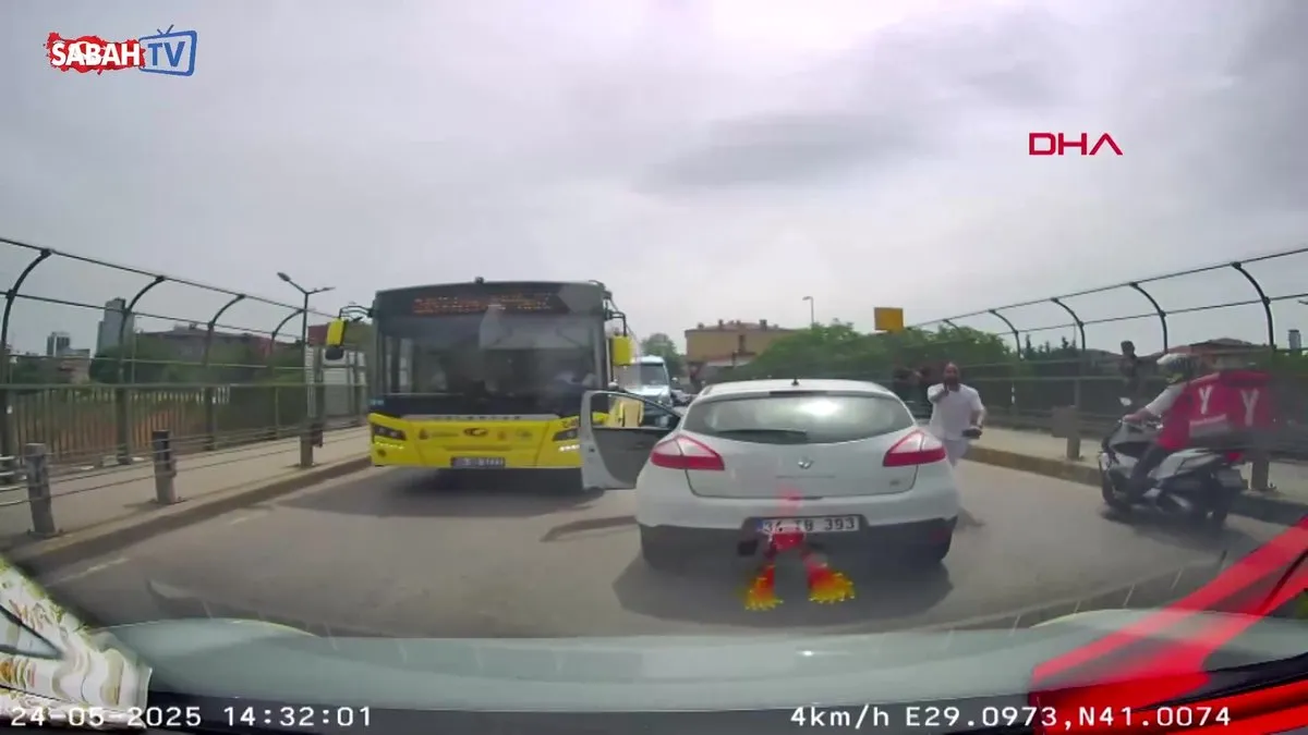 Trafikte tartıştığı bıçaklı saldırgana yangın tüpüyle karşılık verdi | Video